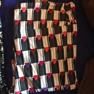 Cute mod lipstick leggings!